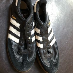Adidas Samba sneaker in good condition. Black suede and leather, mens sz 8.5
